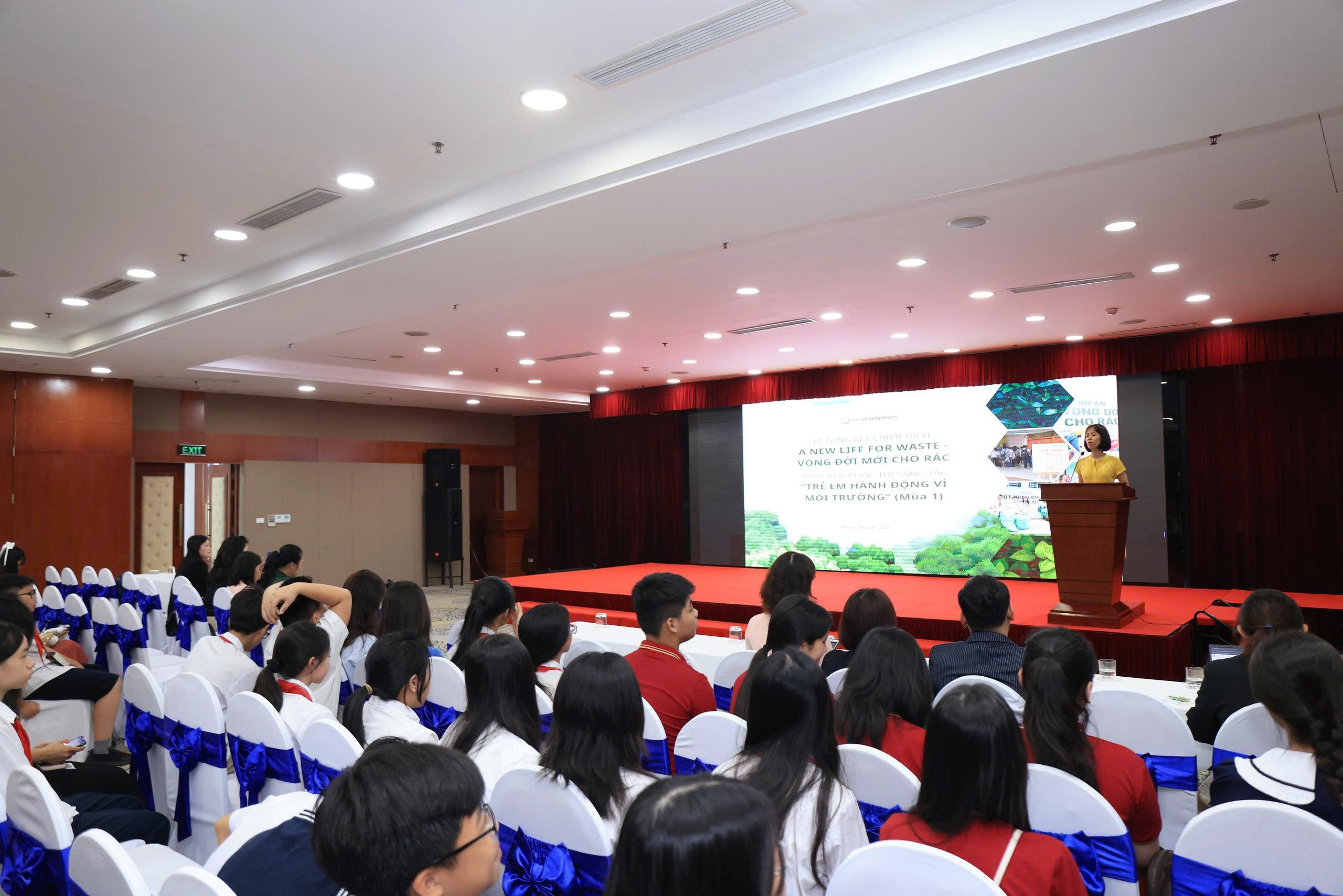Dạy trẻ bằng quà