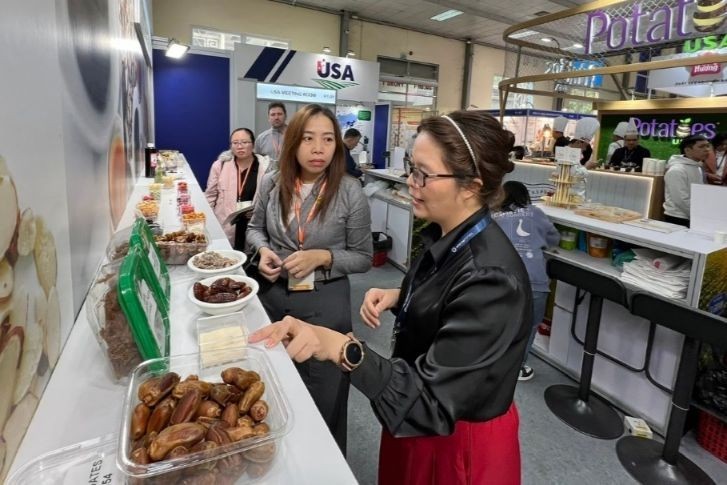 Gian trưng bày hàng nông nghiệp Hoa Kỳ tại triển lãm về thực phẩm vào tháng 3/2025. (Ảnh: Báo Pháp luật Việt Nam)