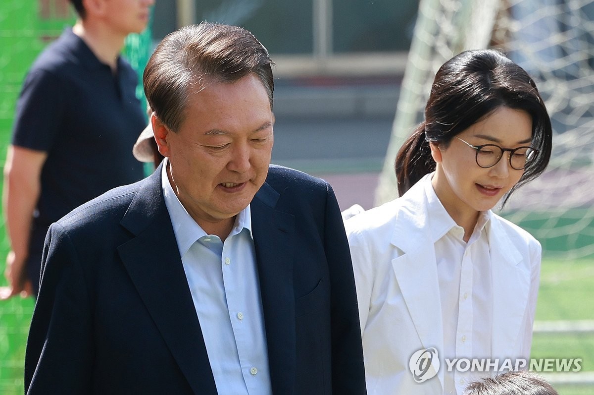 Cựu Tổng thống Yoon Suk Yeol (bên trái) và vợ đến một điểm bỏ phiếu cho cuộc bầu cử tổng thống ở phía nam Seoul, Hàn Quốc vào ngày 3/6/2025. (Ảnh: Yonhap)