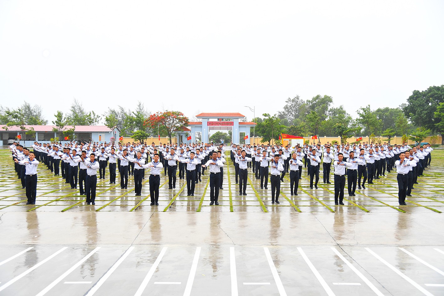Chiến sĩ mới đồng diễn 5 vũ điệu trong sinh hoạt tập thể. (Ảnh: Kiên Định)