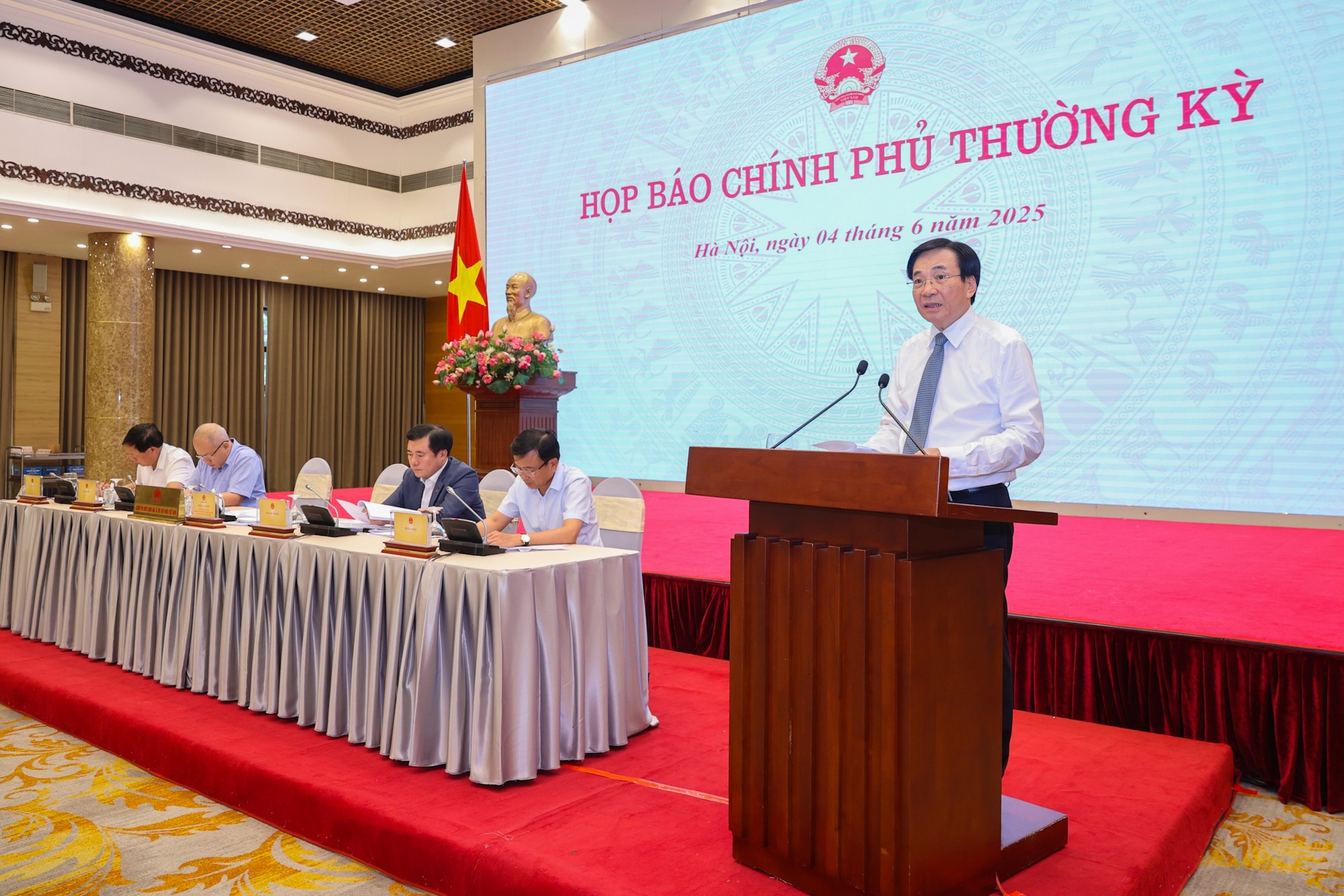  Bộ trưởng, Chủ nhiệm Văn phòng Chính phủ Trần Văn Sơn, Người phát ngôn của Chính phủ, chủ trì buổi họp báo Chính phủ thường kỳ tháng 5. (Ảnh: Báo Chính phủ)