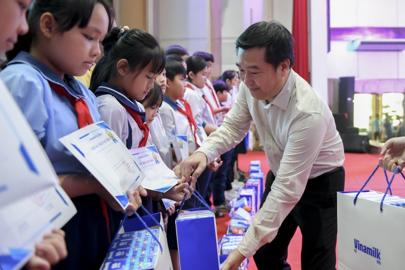 Ông Đỗ Thanh Tuấn – Giám đốc Đối ngoại Vinamilk – tặng quà 1/6 cho các em học sinh vượt khó, học giỏi trong chương trình.