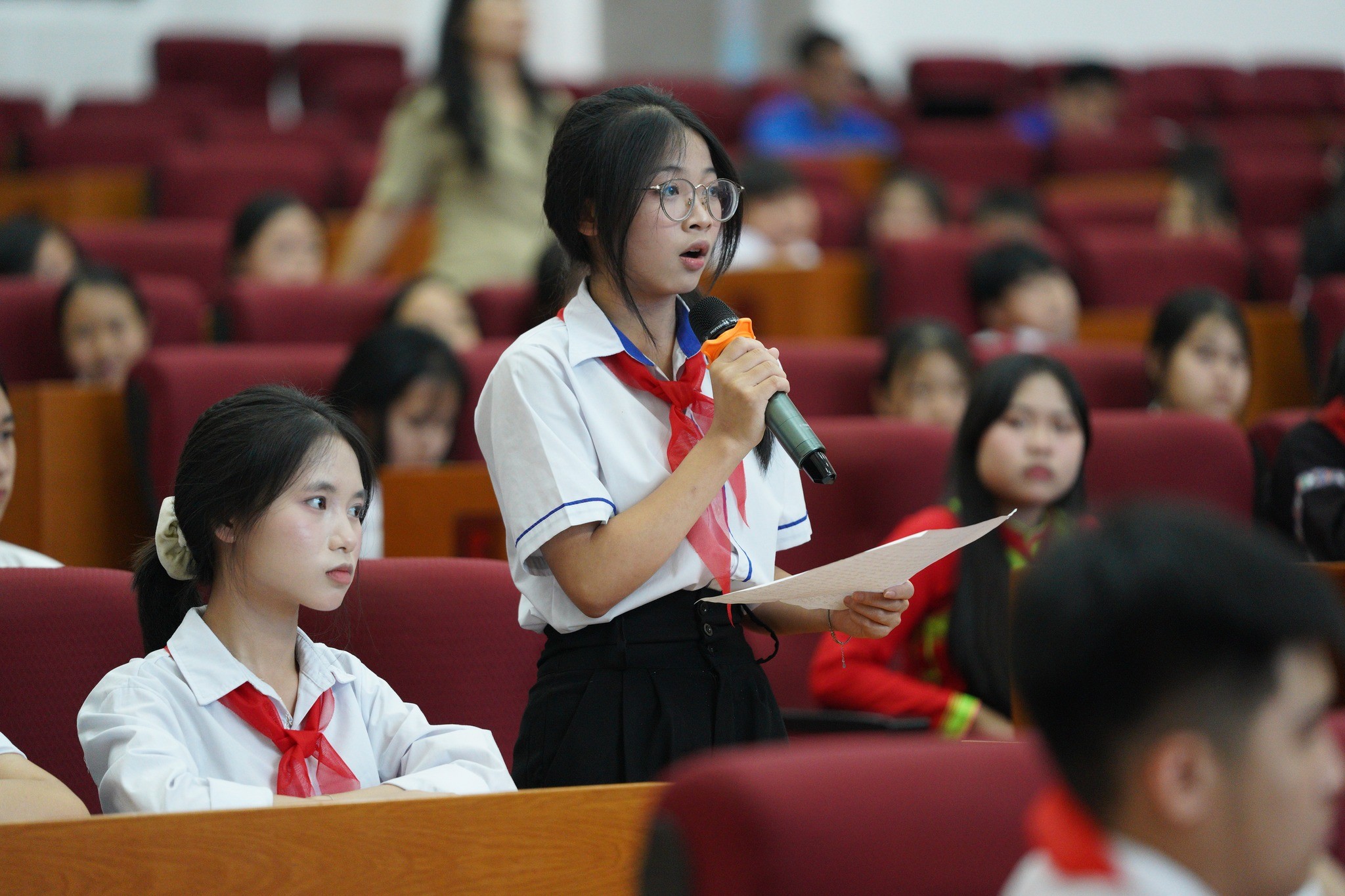 Một đại biểu trẻ em nêu ý kiến tại Hội nghị. (Ảnh: Plan International Vietnam)
