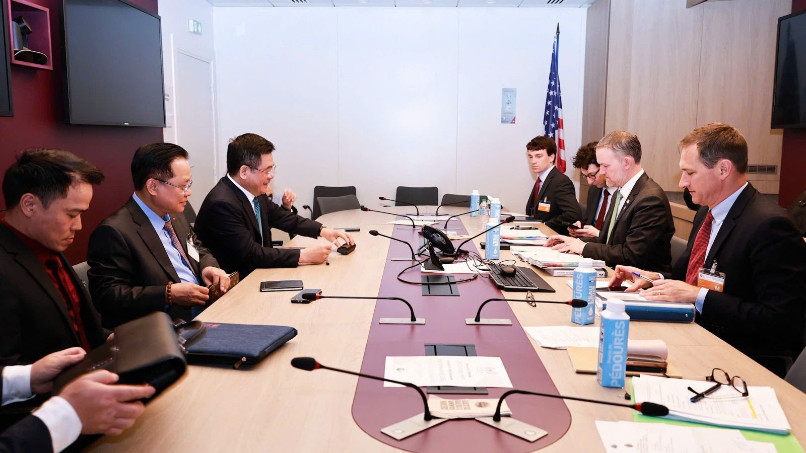 phiên đàm phán diễn ra bên lề Hội nghị hội đồng bộ trưởng OECD tại thủ đô Paris, Cộng hòa Pháp,