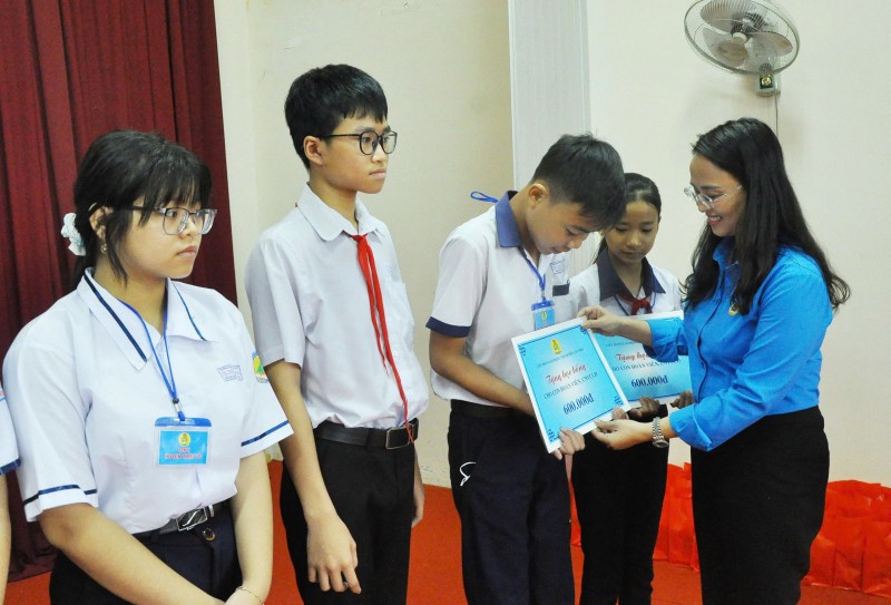 Cần Thơ trao gần 500 suất học bổng cho con em người lao động vượt khó