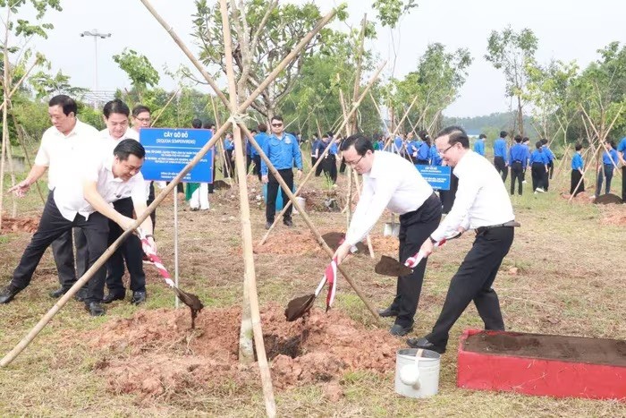 Cây hữu nghị Việt - Trung xanh tươi trên đất Bình Dương