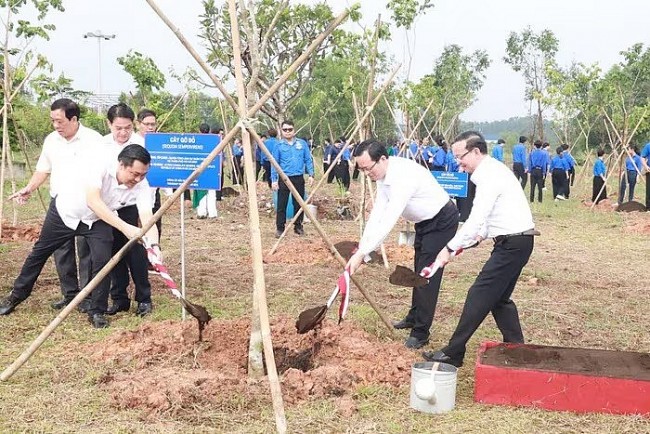 Cây hữu nghị Việt - Trung xanh tươi trên đất Bình Dương