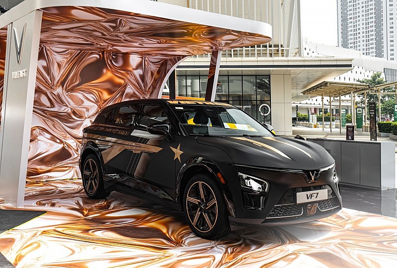 VinFast VF 7 khuấy động Hà Nội với bản độ giới hạn tại sự kiện “Art in Motion”