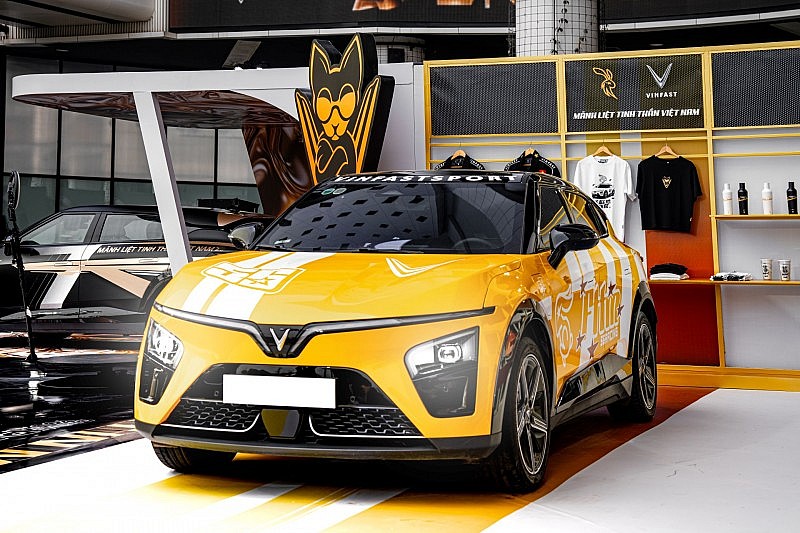 VinFast VF 7 khuấy động Hà Nội với bản độ giới hạn tại sự kiện “Art in Motion”