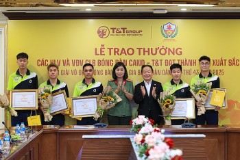 tt group trao thuong hon 12 ti dong cho clb bong ban cand tt
