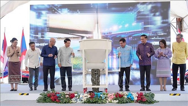 Hợp long Cầu Hữu nghị Lào - Thái Lan số 5 kết nối đường bộ Việt - Lào - Thái