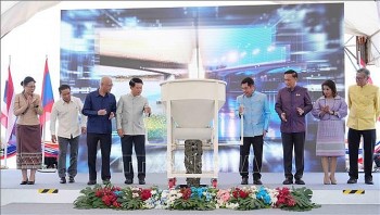 Hợp long Cầu Hữu nghị Lào - Thái Lan số 5 kết nối đường bộ Việt - Lào - Thái