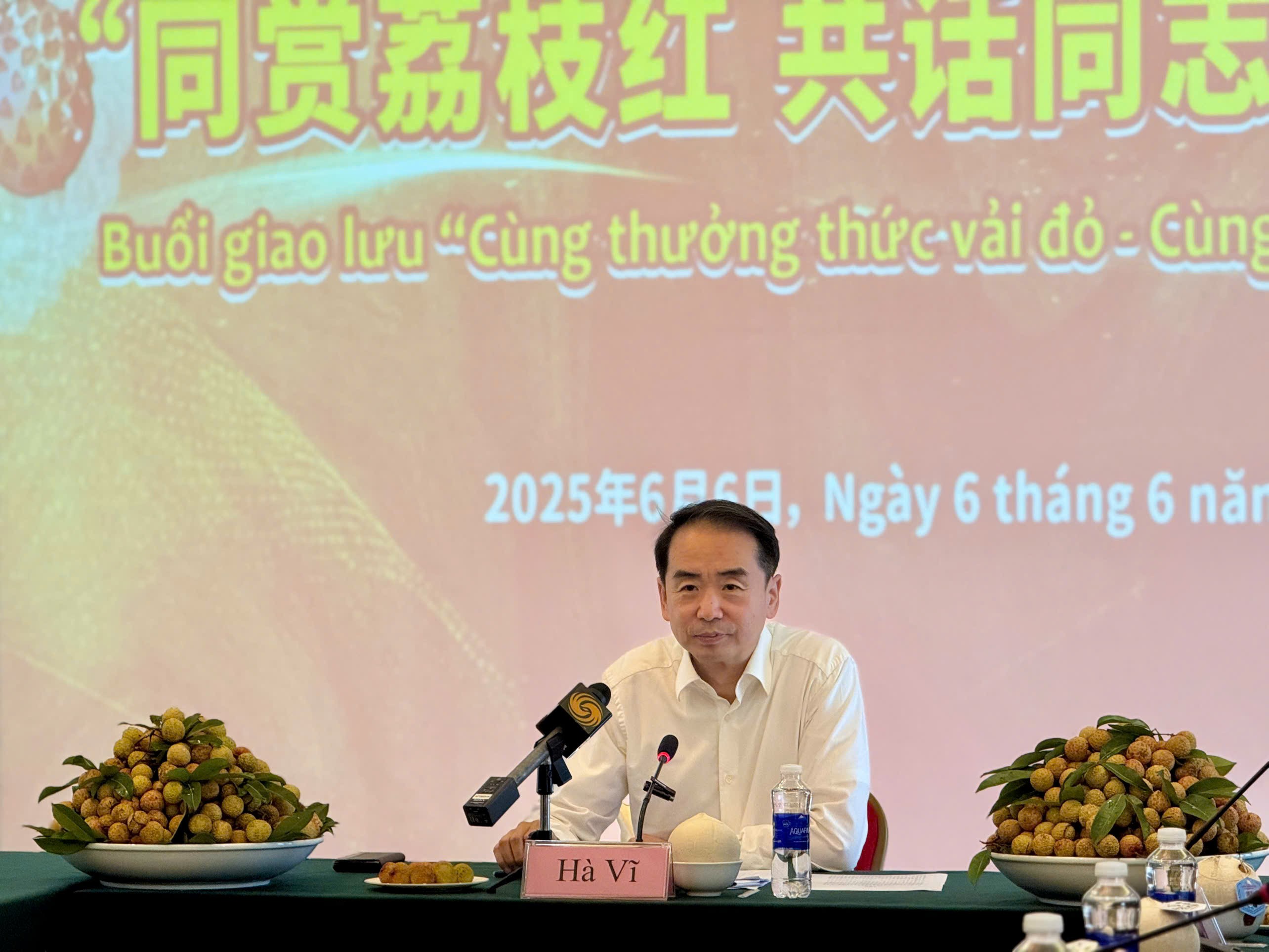 Đại sứ Hà Vĩ phát biểu tại buổi giao lưu. (Ảnh: Mai Thuỳ)