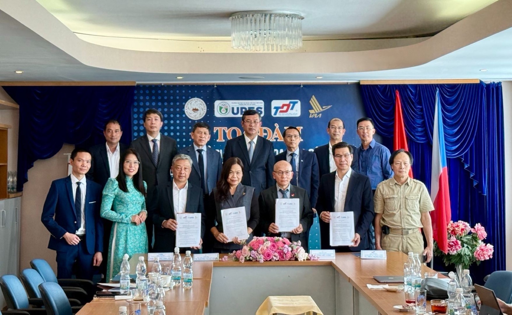 lễ ký kết biên bản ghi nhớ hợp tác giữa các trường đại học Việt Nam và Liên hiệp Hội người Việt Nam tại Cộng hòa Séc. (Ảnh: secviet.cz)
