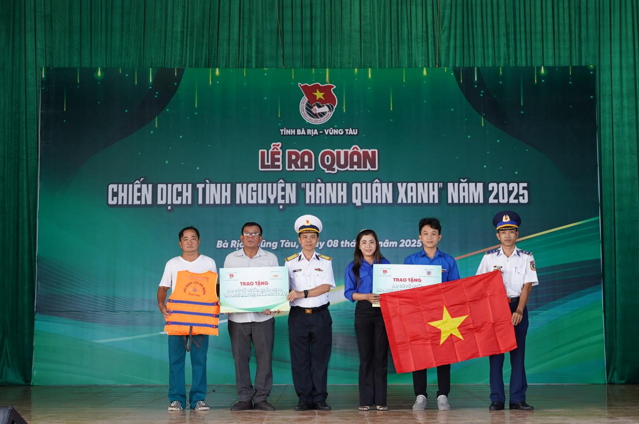 Chiến sĩ Hải quân hưởng ứng Ngày Chủ nhật xanh, lan tỏa thông điệp vì môi trường biển
