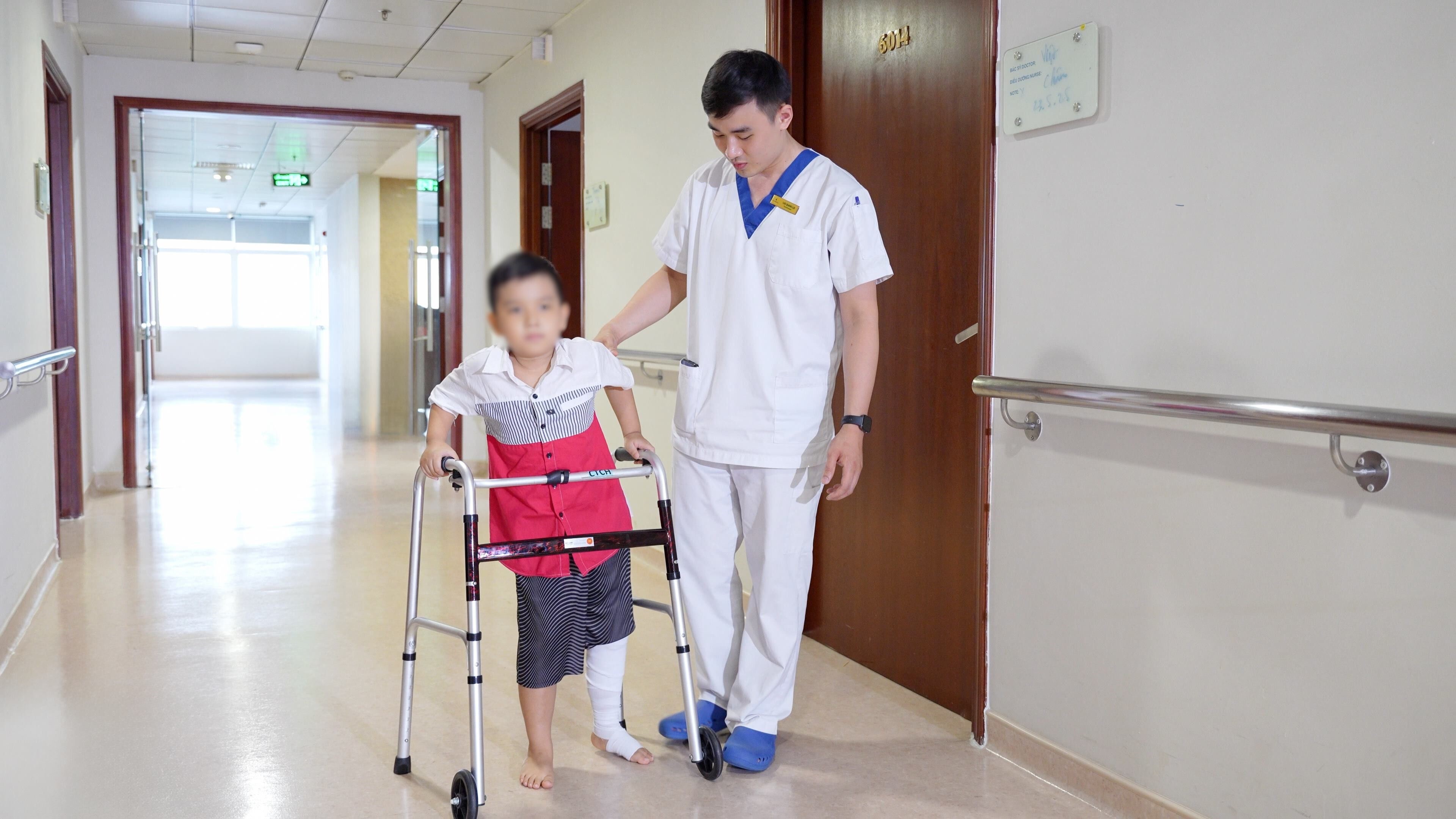 Vinmec lần đầu thay toàn bộ xương đùi cho bệnh nhi ung thư nhỏ tuổi nhất thế giới