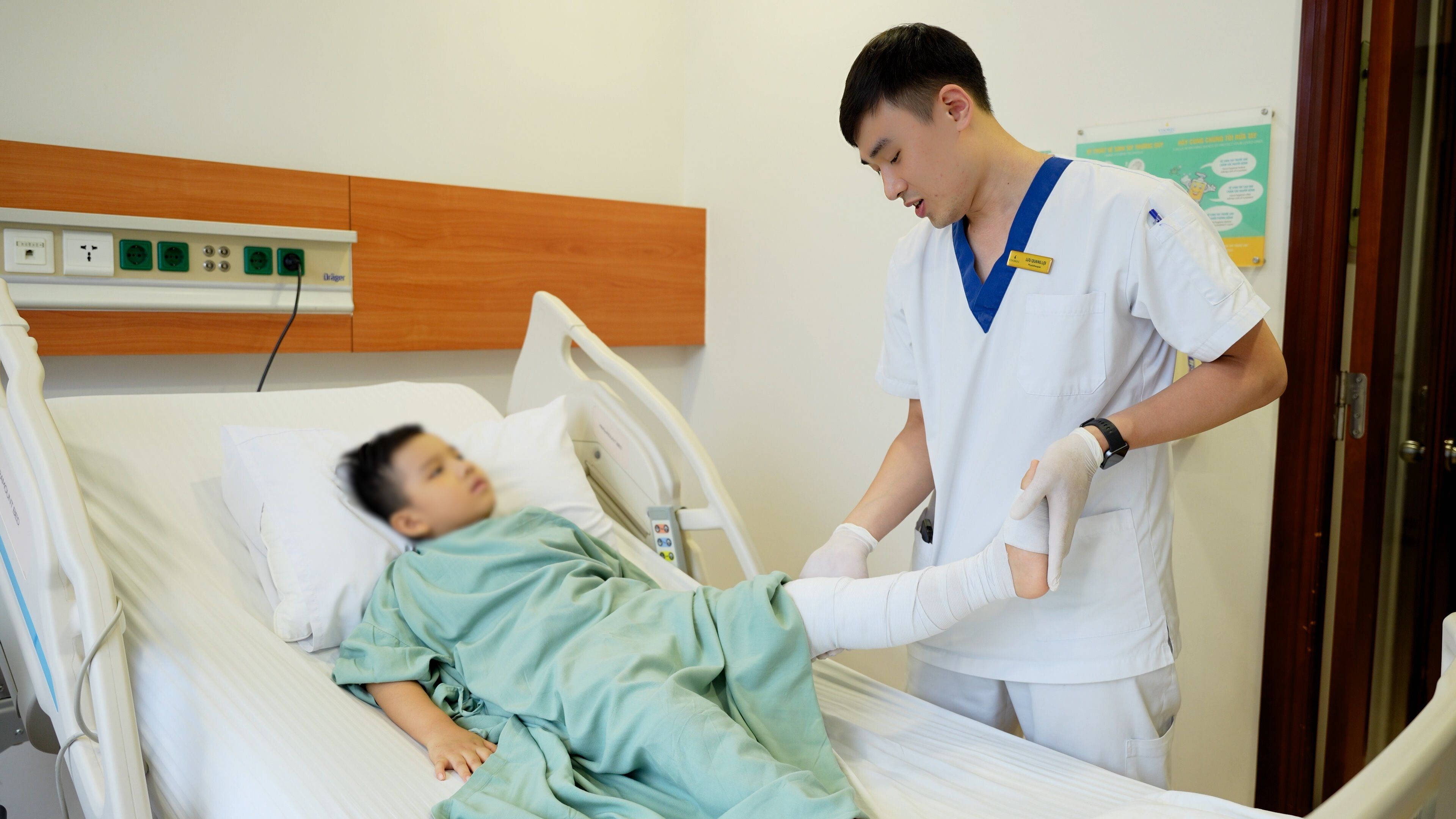 Vinmec lần đầu thay toàn bộ xương đùi cho bệnh nhi ung thư nhỏ tuổi nhất thế giới