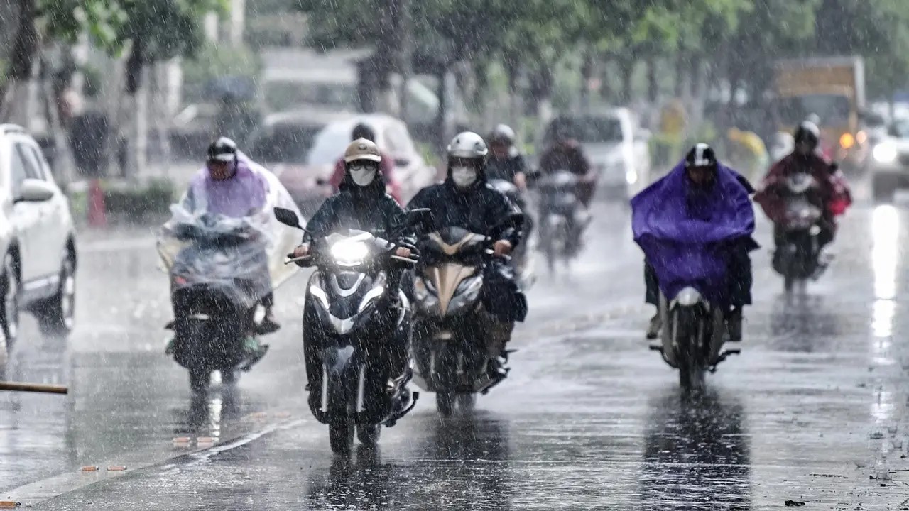 Thời tiết hôm nay (10/6): Bắc Bộ giảm mưa, Trung Bộ trời nắng