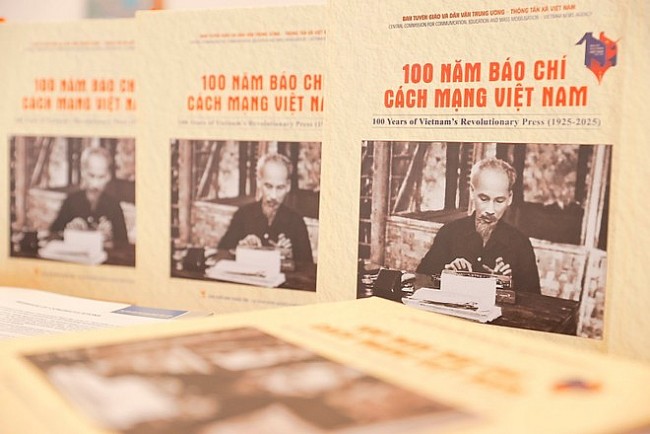 Ra mắt sách ảnh song ngữ đầu tiên về 100 năm Báo chí Cách mạng Việt Nam