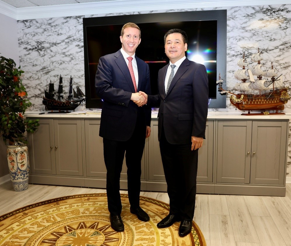 Bộ trưởng Nguyễn Hồng Diên và ông Jeffrey Pearlman - Chủ tịch Quỹ đầu tư Warburg Pincus kiêm Chủ tịch Hội đồng Kinh doanh Hoa Kỳ - ASEAN (USABC). (Ảnh: Bộ Công Thương)