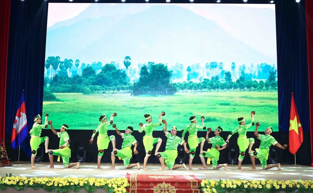 Một tiết mục biểu diễn của các nghệ sĩ Campuchia tại Lễ khai mạc Tuần Văn hóa Campuchia tại Việt Nam năm 2025. (Ảnh: Báo Văn Hóa)