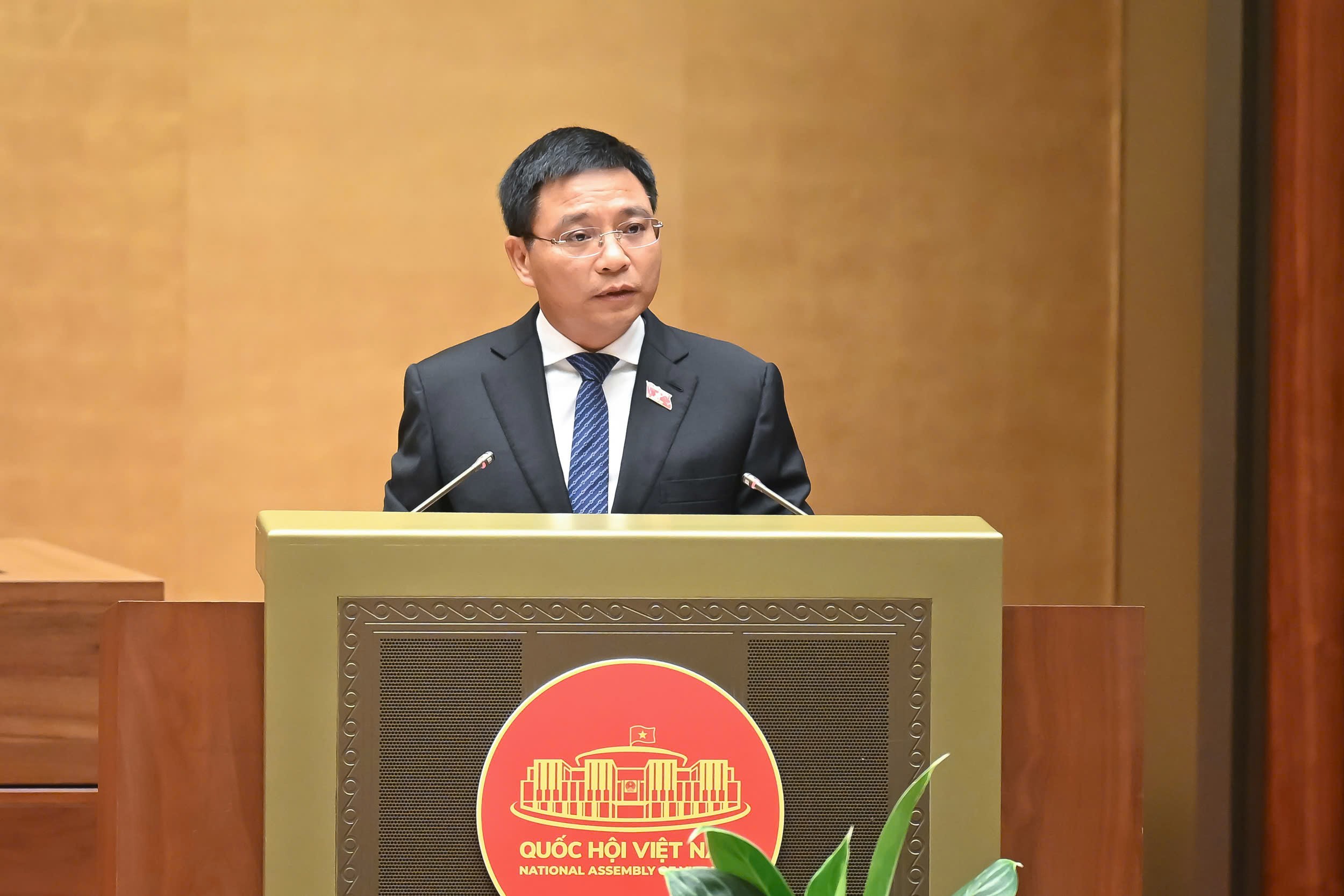 Bộ trưởng Bộ Tài chính Nguyễn Văn Thắng trình bày Tờ trình dự thảo Nghị quyết. (Ảnh: quochoi.vn)