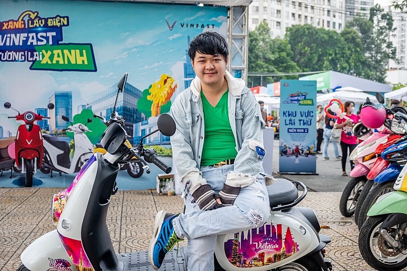 Khách hàng ồ ạt đặt cọc xe máy điện tại sự kiện “Đổi xăng lấy điện”