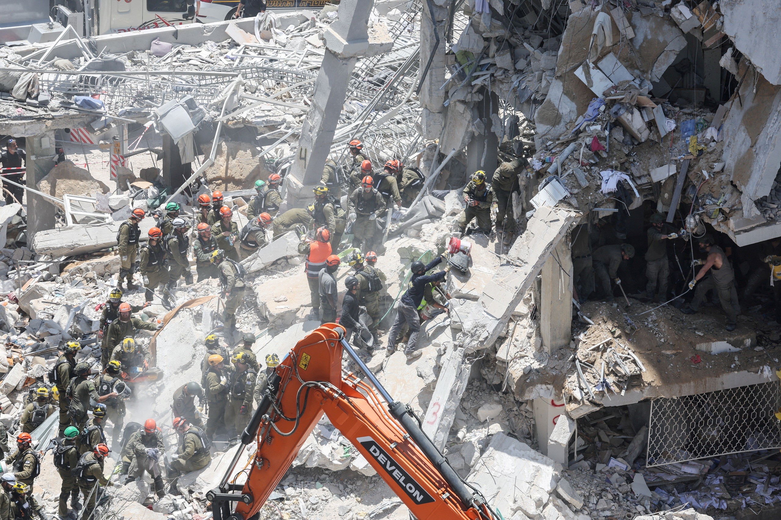 Hình ảnh đổ nát ở Bat Yam, Israel ngày 15/6. (Ảnh: Reuters)