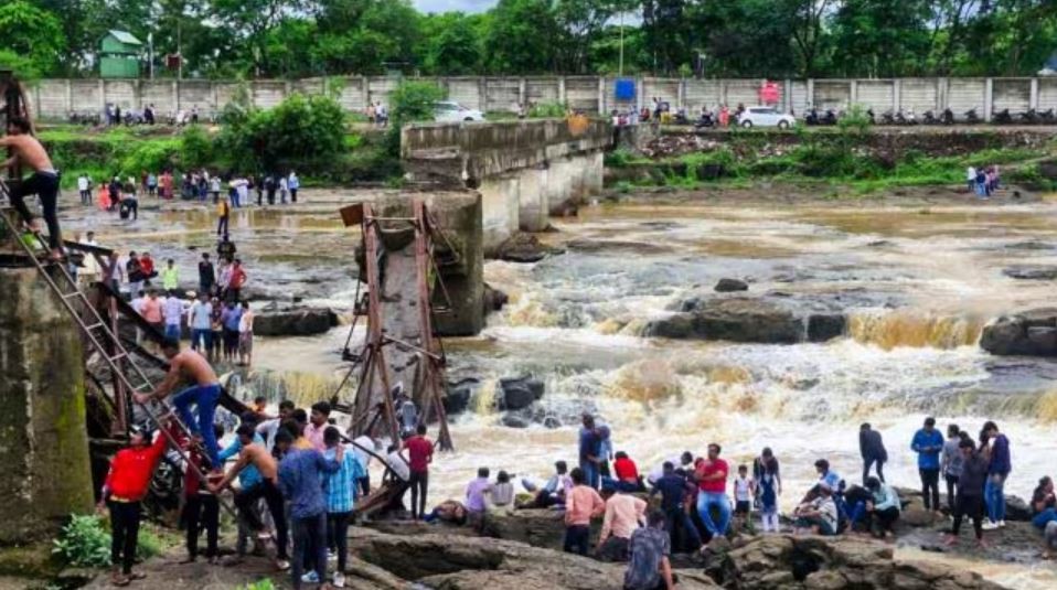 Sập cầu sắt bắc qua sông Indrayani ở quận Pune, Maharashtra. Ảnh: indianexpress.com