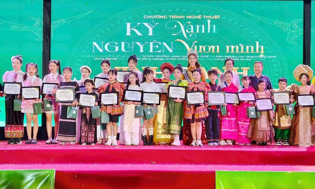 Ban tổ chức vinh danh những gương mặt thiếu nhi tiêu biểu, truyền cảm hứng sống xanh tới cộng đồng. (Ảnh: Báo Nông nghiệp và Môi trường)