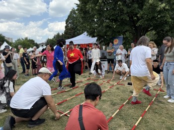 Người dân Bulgaria nhảy sạp, đội mũ cối tại Lễ hội Văn hoá Châu Á