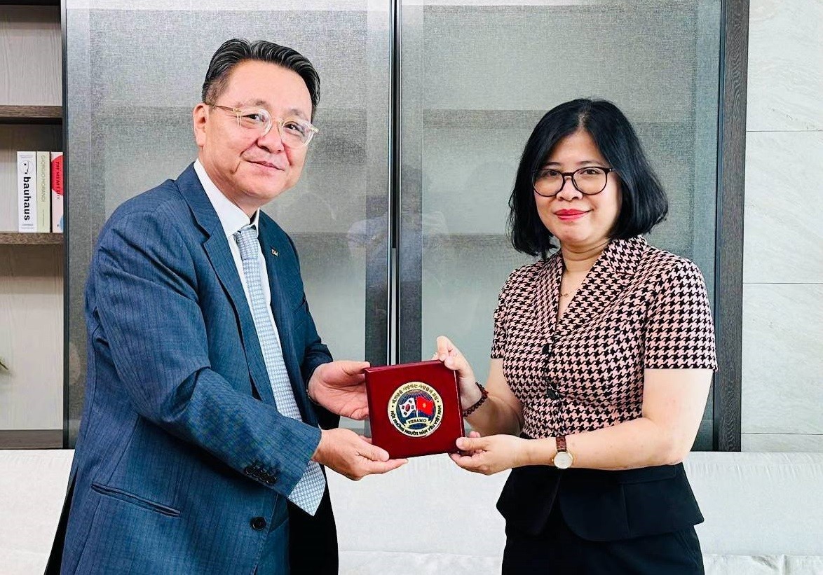 Tổng lãnh sự Đoàn Phương Lan và ông Chang Ho Ick, Chủ tịch Hội Những người yêu Việt Nam tại Hàn Quốc.