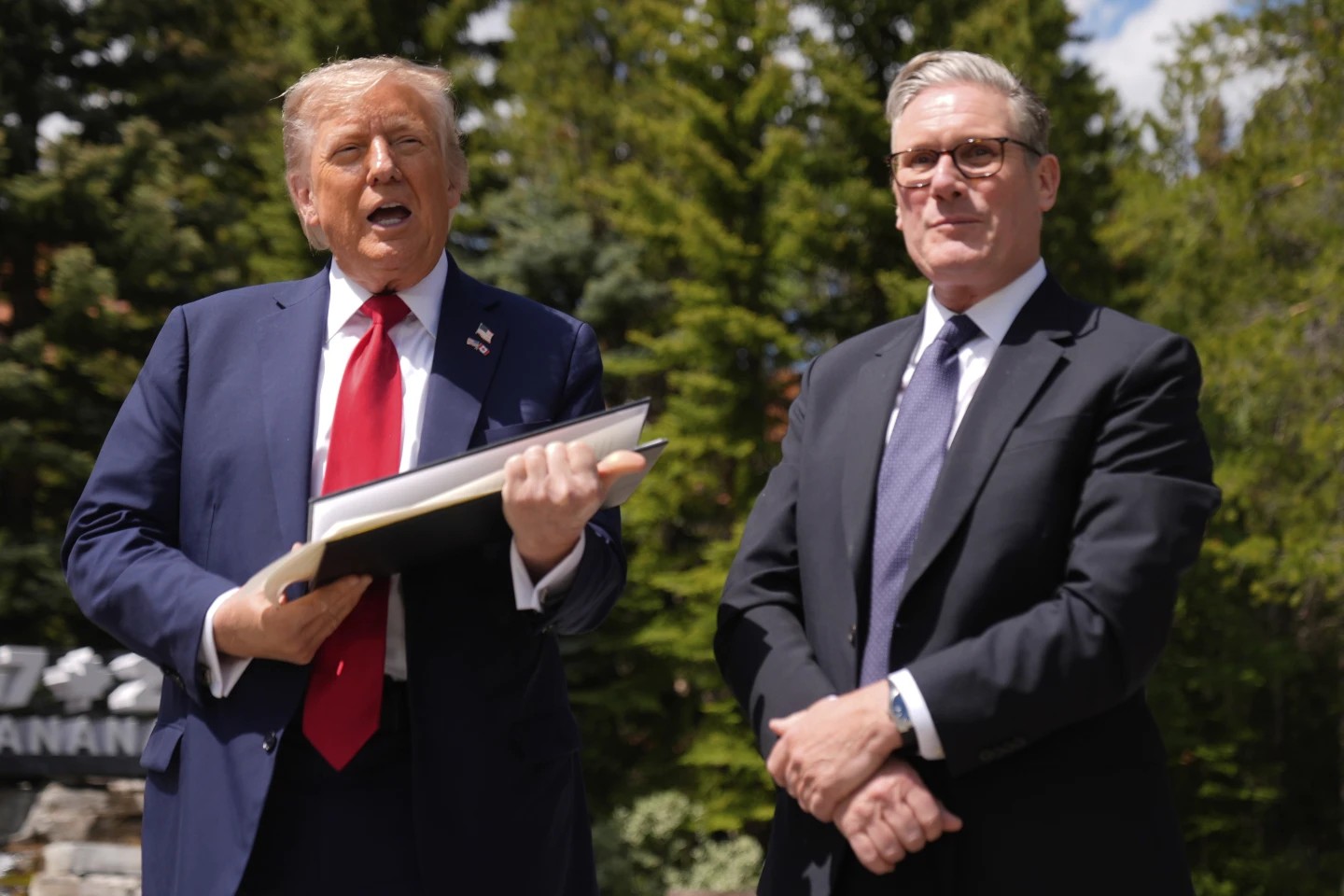  Tổng thống Mỹ Donald Trump và Thủ tướng Anh Keir Starmer bên lề Hội nghị thượng đỉnh G7 tại Canada. (Ảnh: AP)