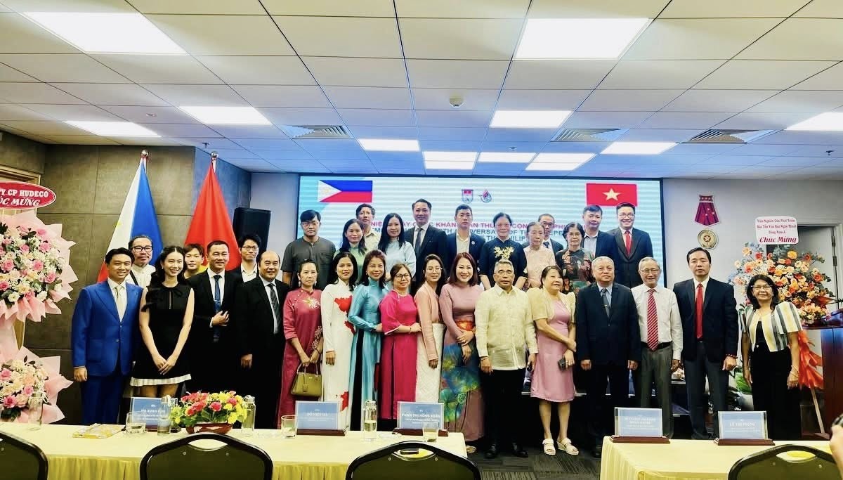 Các đại biểu chụp ảnh lưu niệm tại họp mặt kỷ niệm 127 năm Ngày Độc lập của Cộng hòa Philippines và 10 năm thiết lập quan hệ Đối tác chiến lược Việt Nam - Philippines. (Ảnh: KT)