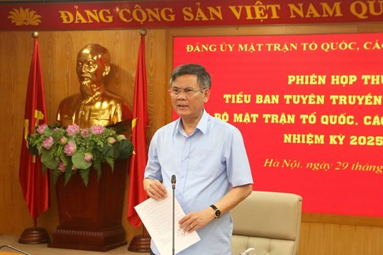 Ông Trần Thắng, Phó Bí thư Đảng ủy MTTQ, các đoàn thể Trung ương phát biểu tại phiên họp