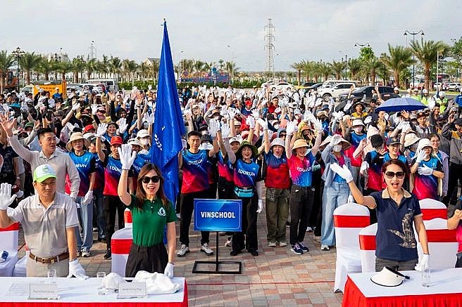 Gần 10.000 người vingroup và tình nguyện viên ra quân làm sạch bờ biển tại 28 tỉnh, thành phố Gần 10.000 người vingroup và tình nguyện viên ra quân làm sạch bờ biển tại 28 tỉnh, thành phố