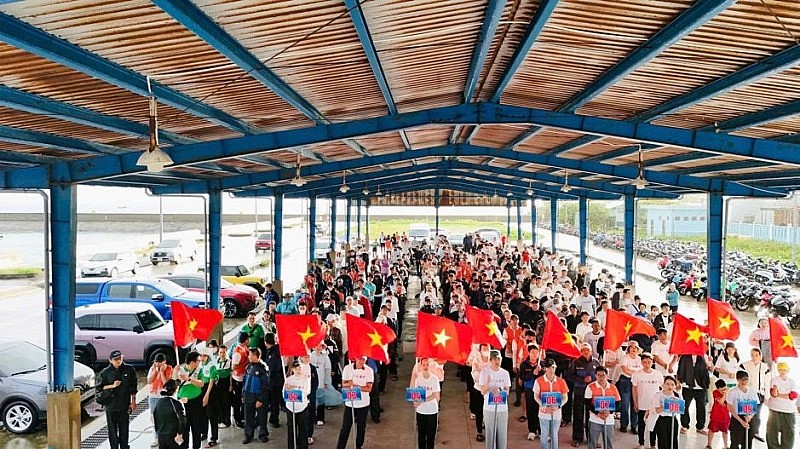 Gần 10.000 người vingroup và tình nguyện viên ra quân làm sạch bờ biển tại 28 tỉnh, thành phố Gần 10.000 người vingroup và tình nguyện viên ra quân làm sạch bờ biển tại 28 tỉnh, thành phố
