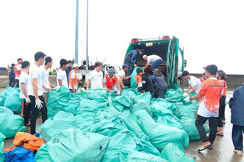 Gần 10.000 người vingroup và tình nguyện viên ra quân làm sạch bờ biển tại 28 tỉnh, thành phố Gần 10.000 người vingroup và tình nguyện viên ra quân làm sạch bờ biển tại 28 tỉnh, thành phố