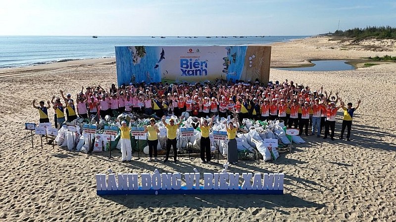 Gần 10.000 người vingroup và tình nguyện viên ra quân làm sạch bờ biển tại 28 tỉnh, thành phố Gần 10.000 người vingroup và tình nguyện viên ra quân làm sạch bờ biển tại 28 tỉnh, thành phố
