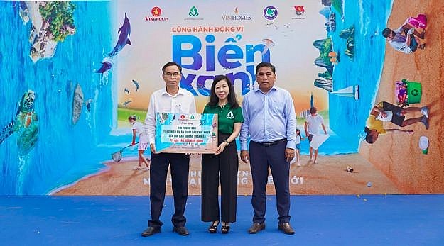 Gần 10.000 người vingroup và tình nguyện viên ra quân làm sạch bờ biển tại 28 tỉnh, thành phố Gần 10.000 người vingroup và tình nguyện viên ra quân làm sạch bờ biển tại 28 tỉnh, thành phố