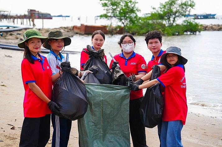 Gần 10.000 người vingroup và tình nguyện viên ra quân làm sạch bờ biển tại 28 tỉnh, thành phố Gần 10.000 người vingroup và tình nguyện viên ra quân làm sạch bờ biển tại 28 tỉnh, thành phố