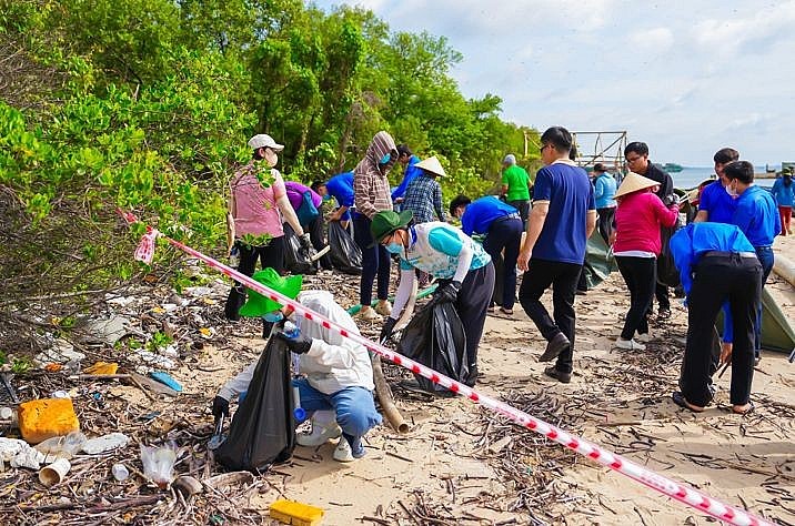 Gần 10.000 người vingroup và tình nguyện viên ra quân làm sạch bờ biển tại 28 tỉnh, thành phố Gần 10.000 người vingroup và tình nguyện viên ra quân làm sạch bờ biển tại 28 tỉnh, thành phố