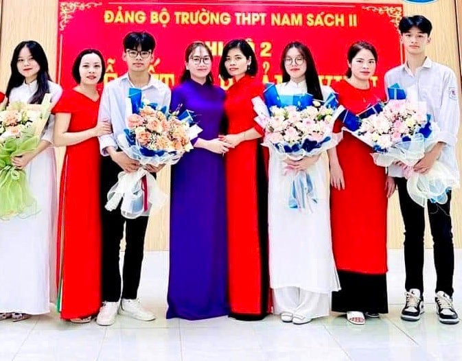 Quy định 294 và Hướng dẫn 06 bổ sung một số nội dung về kết nạp đảng viên đối với học sinh. (ảnh tư liệu)