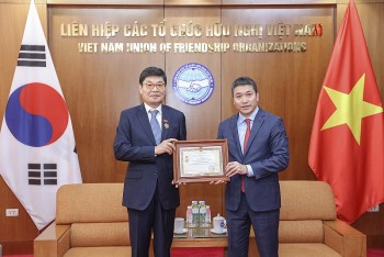 Tặng kỷ niệm chương "Vì hòa bình, hữu nghị giữa các dân tộc" cho doanh nhân Hàn Quốc có nhiều đóng góp từ thiện cho Việt Nam