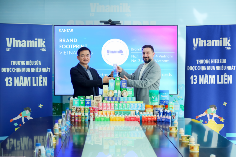  Ông Nguyễn Quang Trí (bên trái) đại diện Vinamilk đón nhận danh hiệu Thương hiệu sữa được chọn mua nhiều nhất năm thứ 13 liên tiếp (Ảnh: Nguyên Phương).    Các sản phẩm từ Vinamilk phủ sóng danh sách Top 10 thương hiệu sữa được chọn mua nhiều nhất năm 2025 (Ảnh: Nguyên Phương).