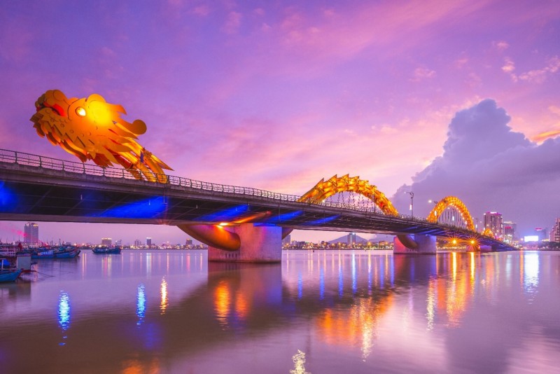 Cầu Rồng hiện thân cho khát vọng bứt phá của Đà Nẵng. Ảnh: Shutterstock