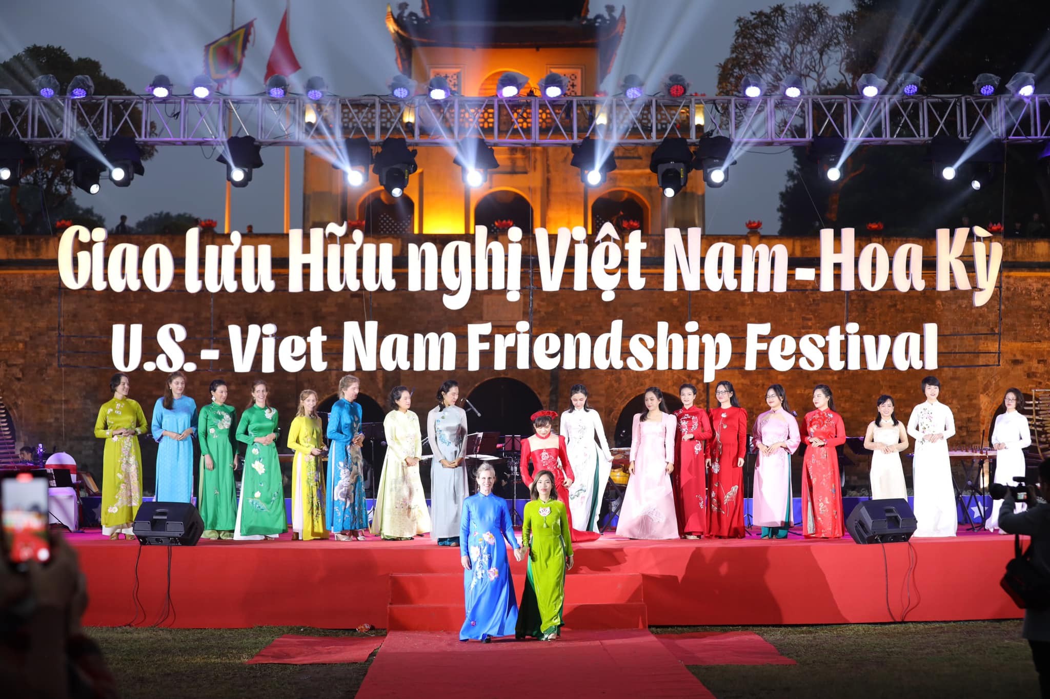 Tiết mục trình diễn áo dài tại Chương trình Giao lưu hữu nghị Việt Nam - Hoa Kỳ tại Khu di tích Hoàng Thành Thăng Long (Hà Nội), ngày 02/12/2023. (Ảnh: Đinh Hòa)