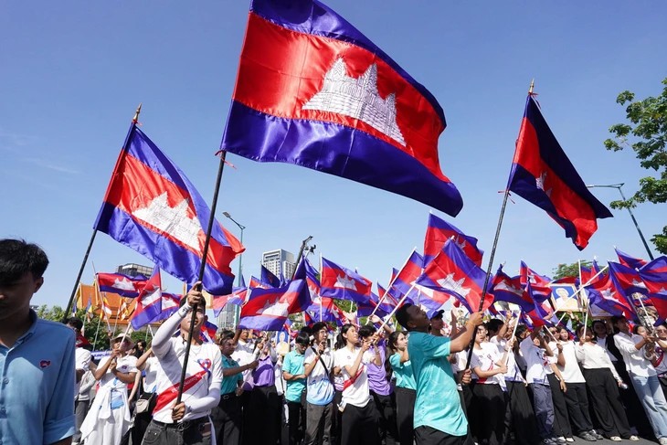 Người dân Campuchia xuống đường tham gia cuộc tuần hành thể hiện tinh thần đoàn kết quốc gia - Ảnh: FRESH NEWS