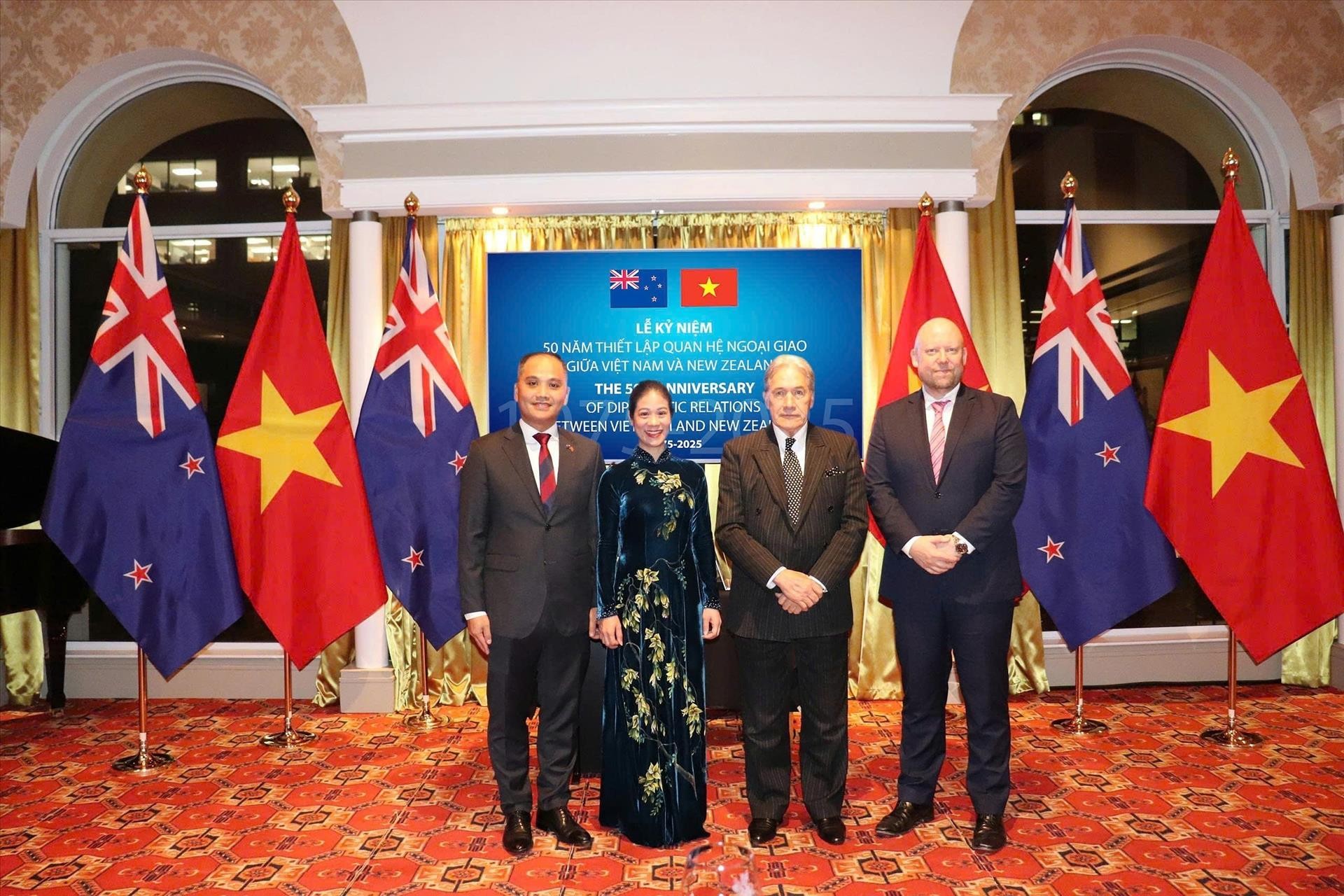   Đại sứ Việt Nam tại New Zealand Phan Minh Giang (ngoài cùng bên trái) cùng phu nhân chụp ảnh lưu niệm cùng Bộ trưởng Ngoại giao Winston Peters và Thứ trưởng Ngoại giao Grahame Morton của New Zealand tại Lễ Kỷ niệm. Ảnh: 