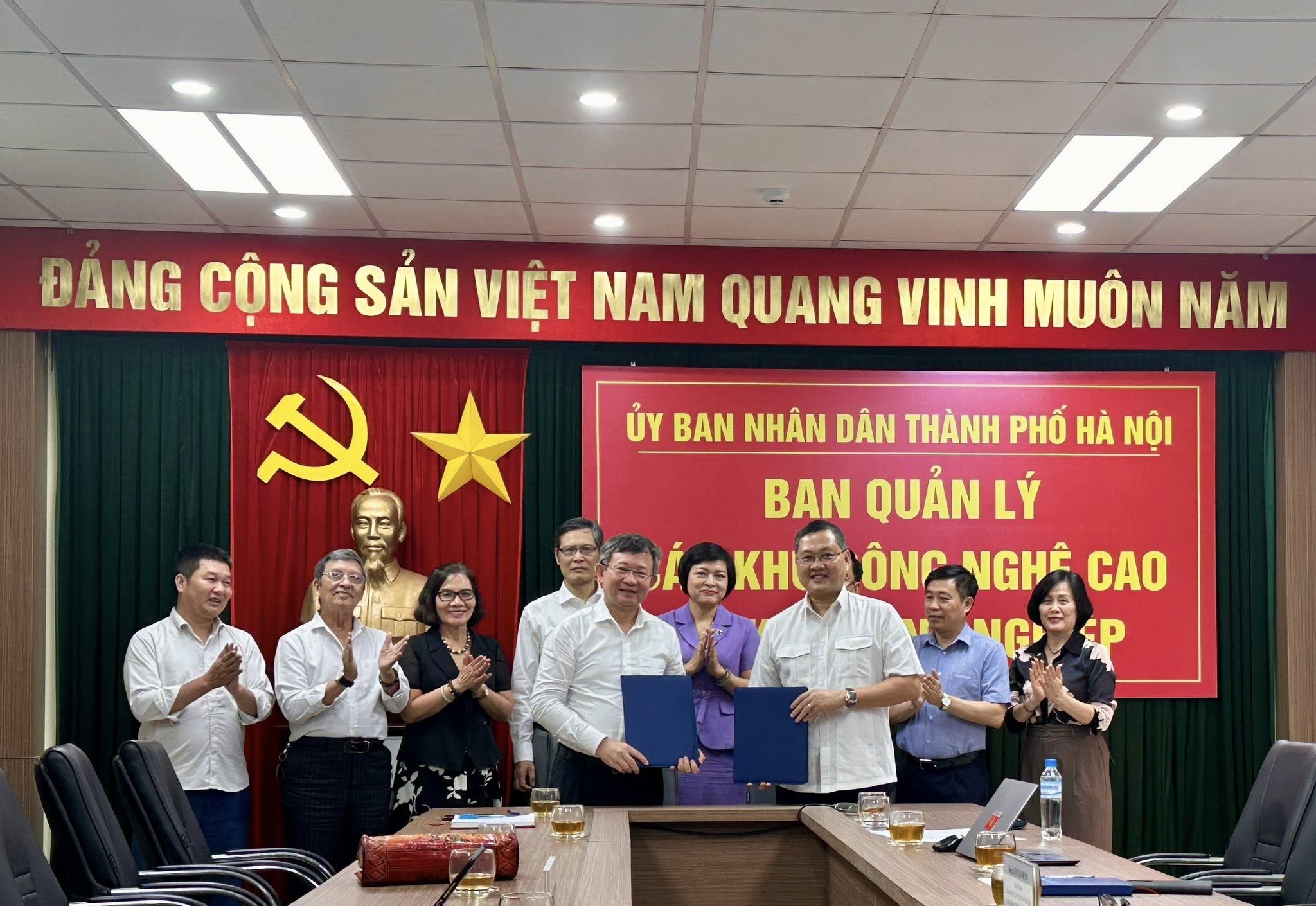 Lễ ký kết quy chế phối hợp giữa Liên hiệp các tổ chức hữu nghị thành phố Hà Nội và Ban Quản lý các Khu công nghệ cao và Khu công nghiệp thành phố Hà Nội. (Ảnh: Liên hiệp các tổ chức hữu nghị thành phố Hà Nội)